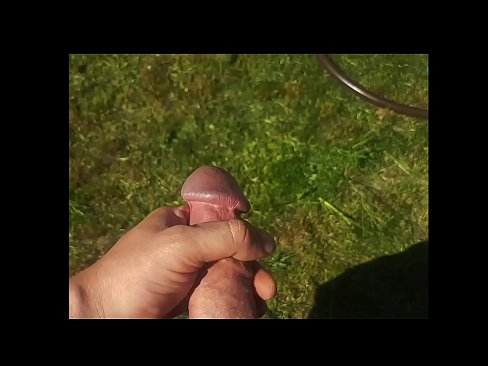 ❤️ O bunăciune fierbinte își face sex cu păsărica roz și ejaculează cu un squirt într-o grădină de vară ☑ at porn ro.novoporn.ru ❌️